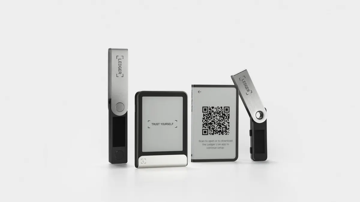 Quatre wallets physiques Ledger : Nano X, Flex, Stax et Nano S Plus