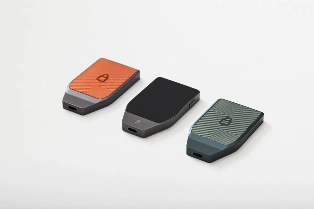 Trois Trezor Safe 7 de couleurs différentes